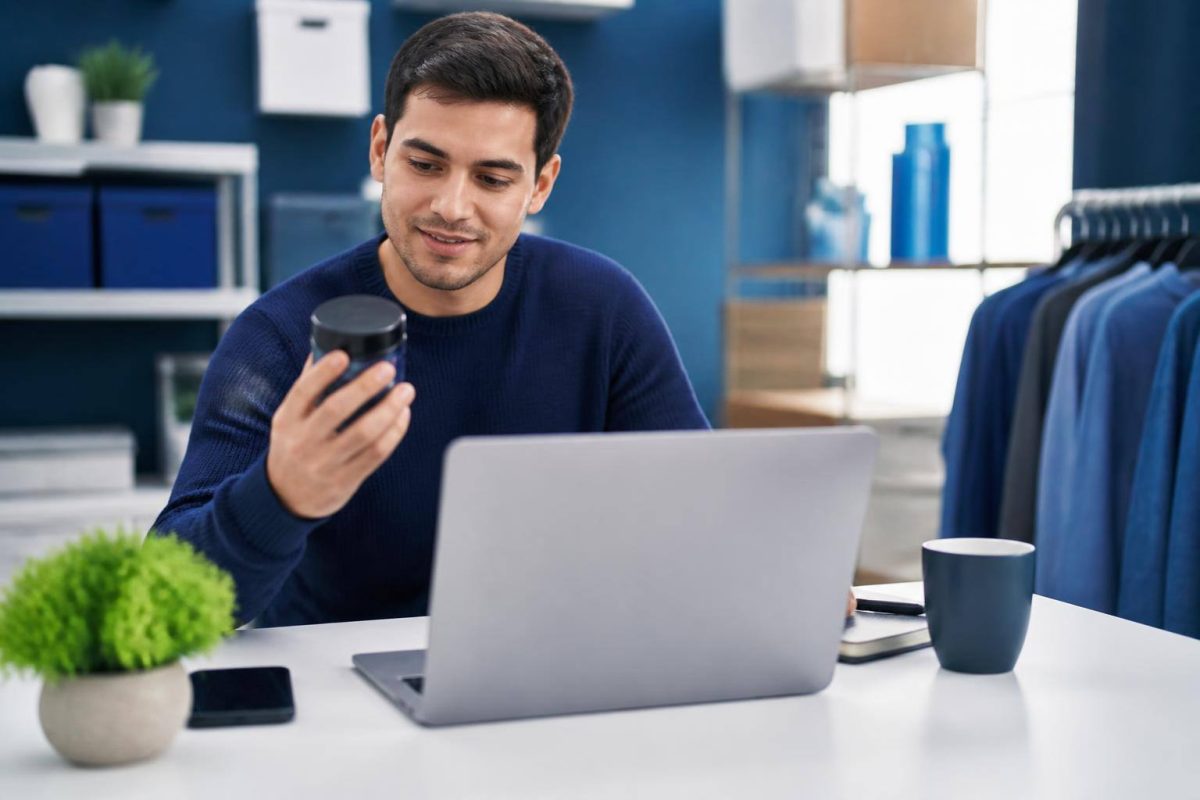 Cliente evaluando un producto y escribiendo una reseña desde una tienda online
